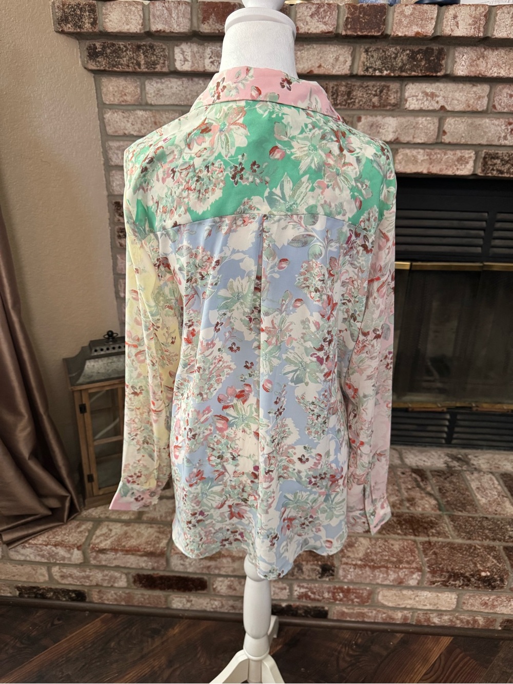 Rose & Olive NWT Floral Button-Up Blouse - Picture 4 of 6